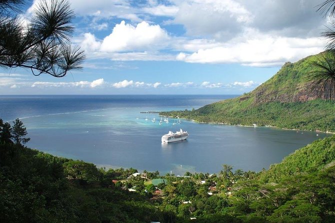 4x4 Moorea Safari Tours : With Hotel transfers - The guides are a major part of the value