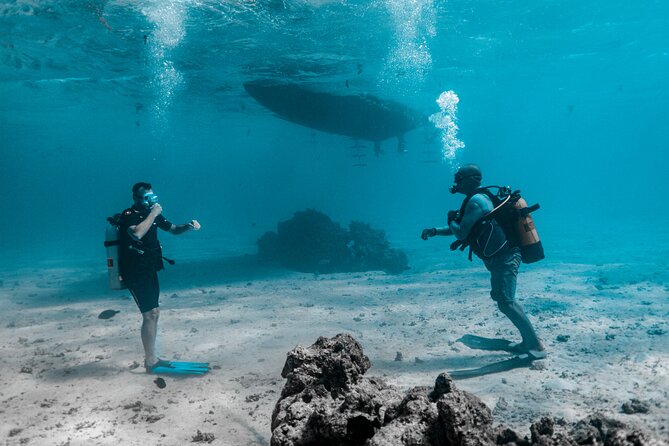 Baptism diving in the turquoise waters of Tahiti - The first underwater session and the feeling of weightlessness