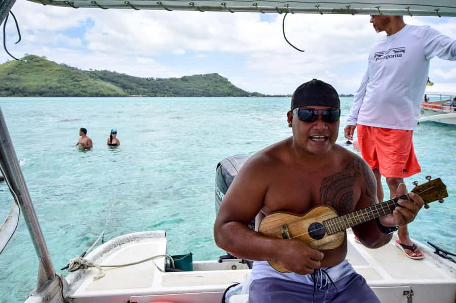 Bora Bora: Full-Day Lagoon Snorkelling Tour - Swimming with rays in waist-deep water