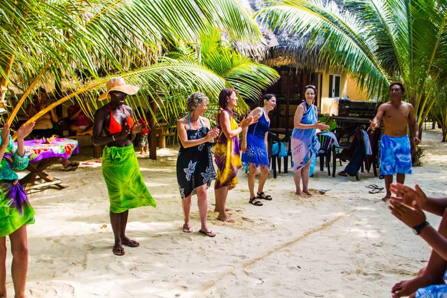 Bora Bora: Full-Day Lagoon Snorkelling Tour - Lunch on a motu, with the lagoon at your feet