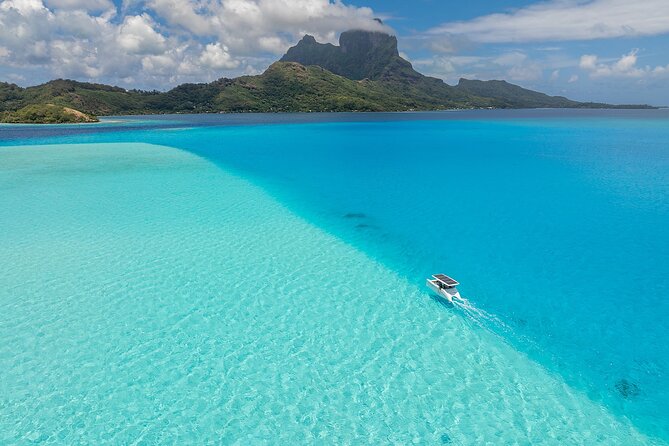 Bora Bora Private Solar Boat Experience - Meeting manta rays in the lagoon