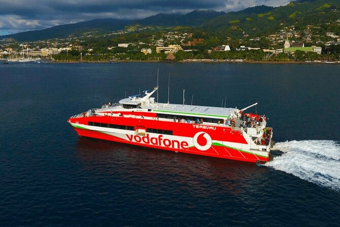 Discovering Moorea from Tahiti in 4x4 with the Ferry Terevau - Magic Mountain and the first big view