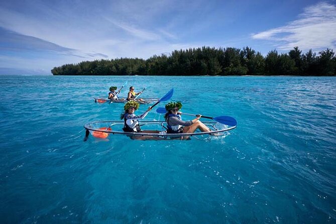 Eco guided excursion to the lagoon of Moorea in transparent kayak 1/2 day morning - Paddling between the two motus