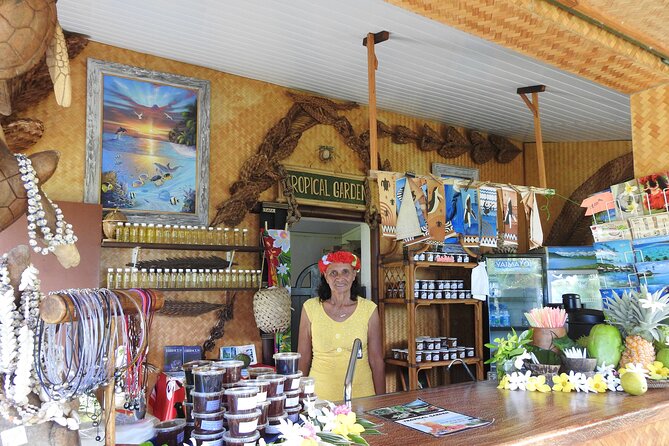 Franckyfranck tours Moorea - Tours privés // Private half day tours - Fruit juices and liqueurs at Manutea Tahiti
