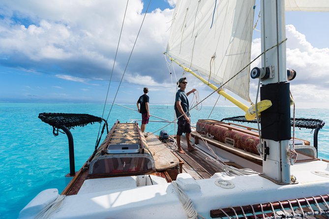 Introduction to sailing and discovering the lagoon - What makes this Moorea sailing trip special