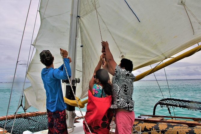 Introduction to sailing and discovering the lagoon - Sandbanks, motu, and the changing color of the lagoon