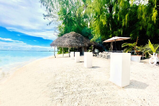 Lagoon Tour + lunch with your feet in the water on a Motu - Stop one: stingrays and blacktip sharks