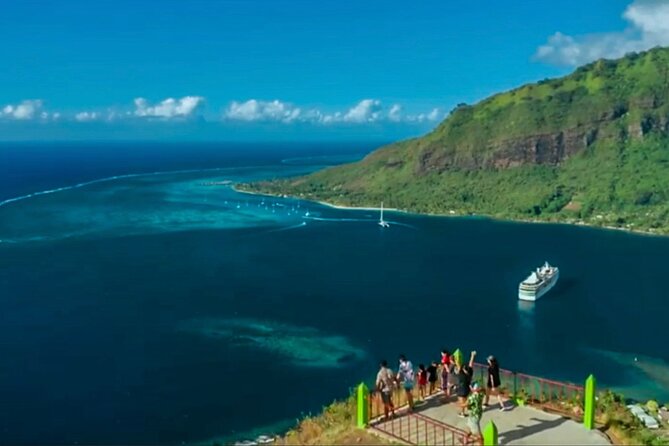 Moorea Cruise Ships: 4x4, Belvedere,Magic Mountain pineaple - Belvedere Lookout and the Two Bays Below