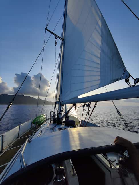Moorea: private sunset sailing tour - The sunset is the main event