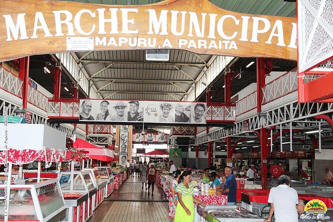 Papeete Market Place - The flower necklace and the cultural welcome