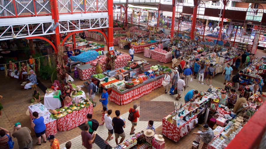 Papeete : walking tour - Jacques Chirac Place and weekend changes
