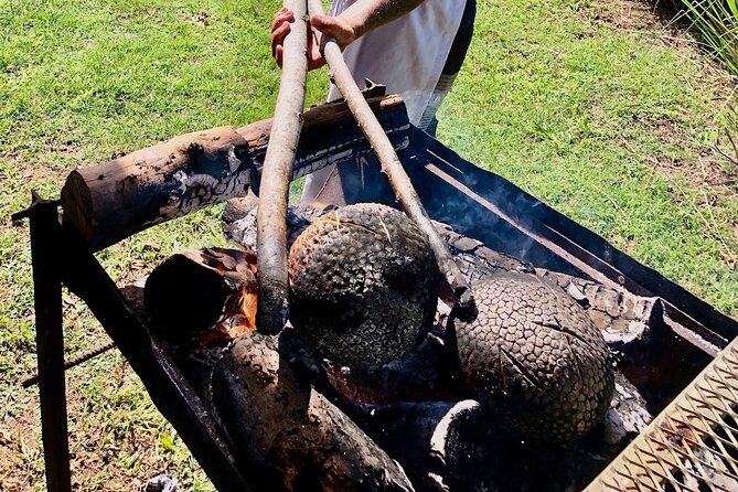 Polynesian culinary experience - Sitting down together for a Polynesian lunch