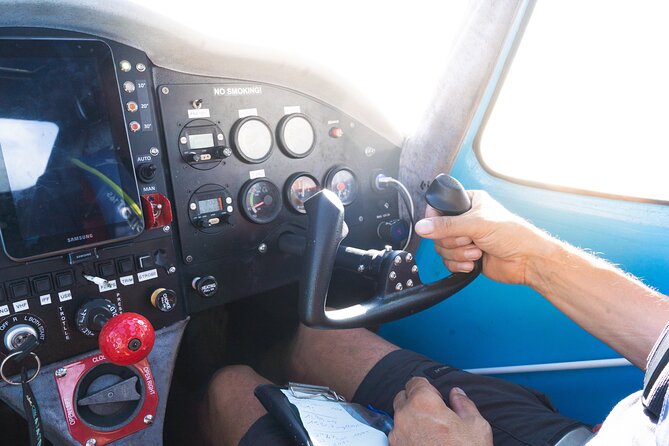 Private 30-minute flight downwind of Huahine - Pilot Georges and the feel of the flight