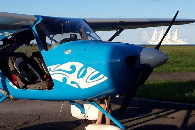 Private 30-minute flight downwind of Huahine - A truly private experience for two