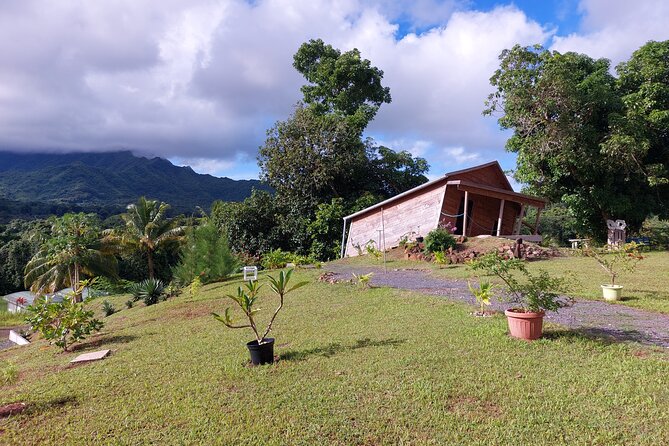 Private and guided visit to Mystery House Raiatea - The compass that loses its bearings