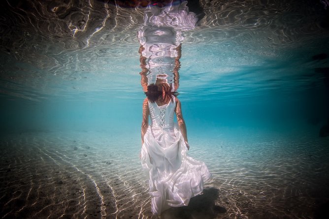 Private Full Day Aquatic Photo Tour + Resort Photo-Shoot (All inclusive) - Changing clothes and taking a break at the motu