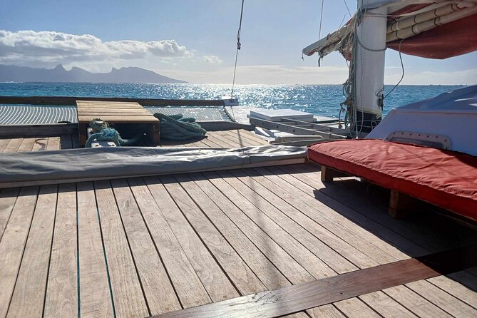 Sunset sailing trip on the Lagoon of Tahiti - Drinks, fruit, and a picnic-friendly approach