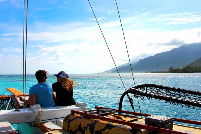 Sunset sailing - A traditional canoe with a family-run feel