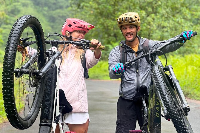 Tahiti excursion adventure circuit MTB MTB E-Bike private valley - The first basin and black-sand beach lunch stop
