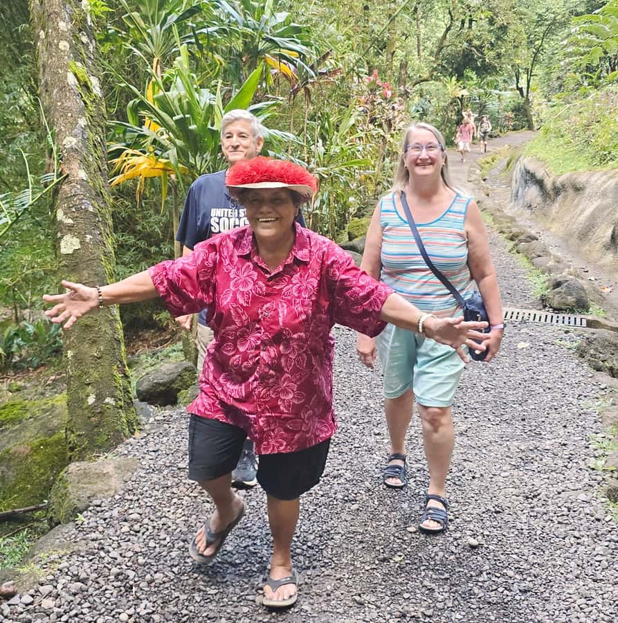Tahiti Private Half Day Tour. Nature, history and culture - A cool pause at Mara’a Grotto