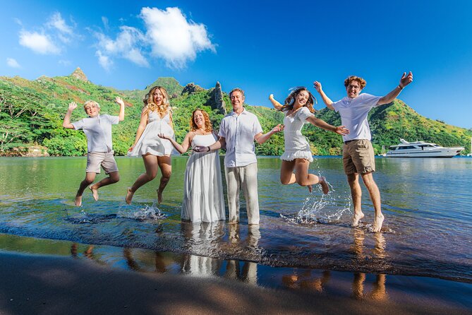 Unique photo shoot in the heart DE Moorea: Beach & mountain combo - Taahiamanu Beach for the first coastal portraits